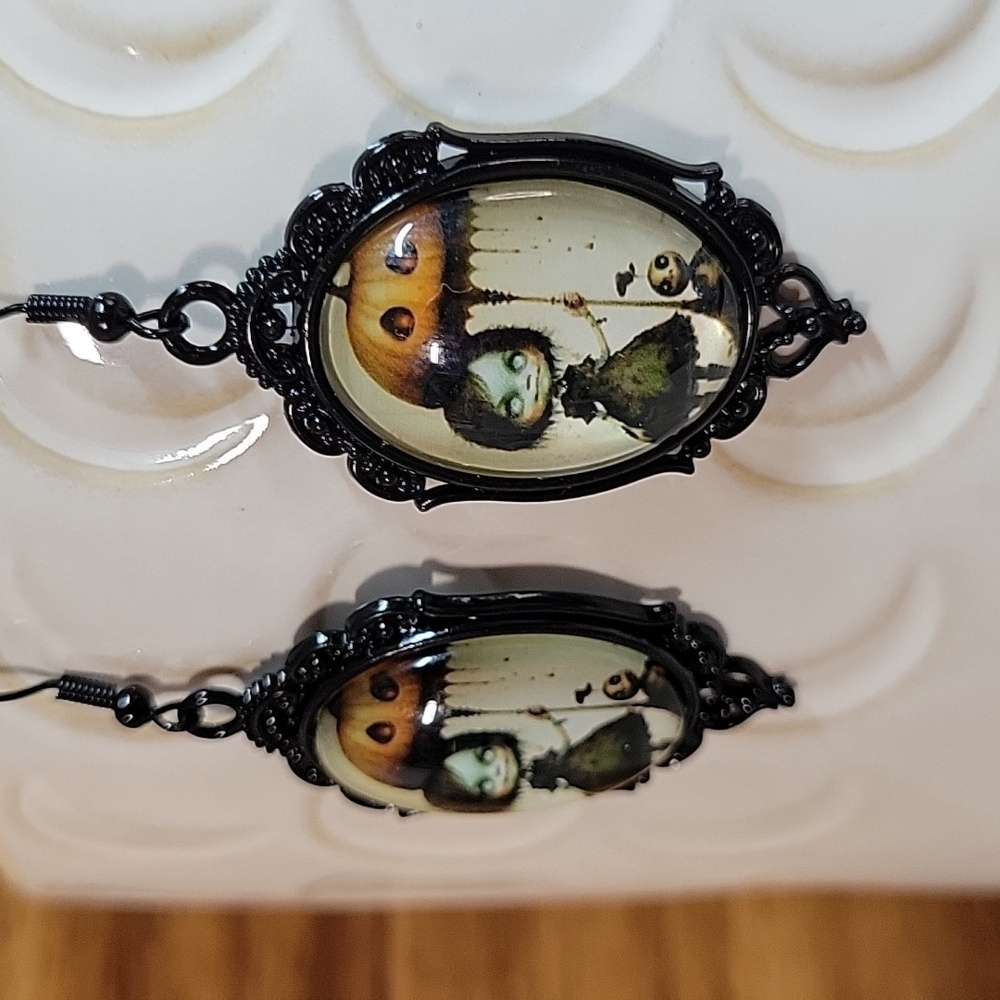 🔥LAST PAIR🔥 CREEPY GOTH GIRL GHOUL EARRINGS